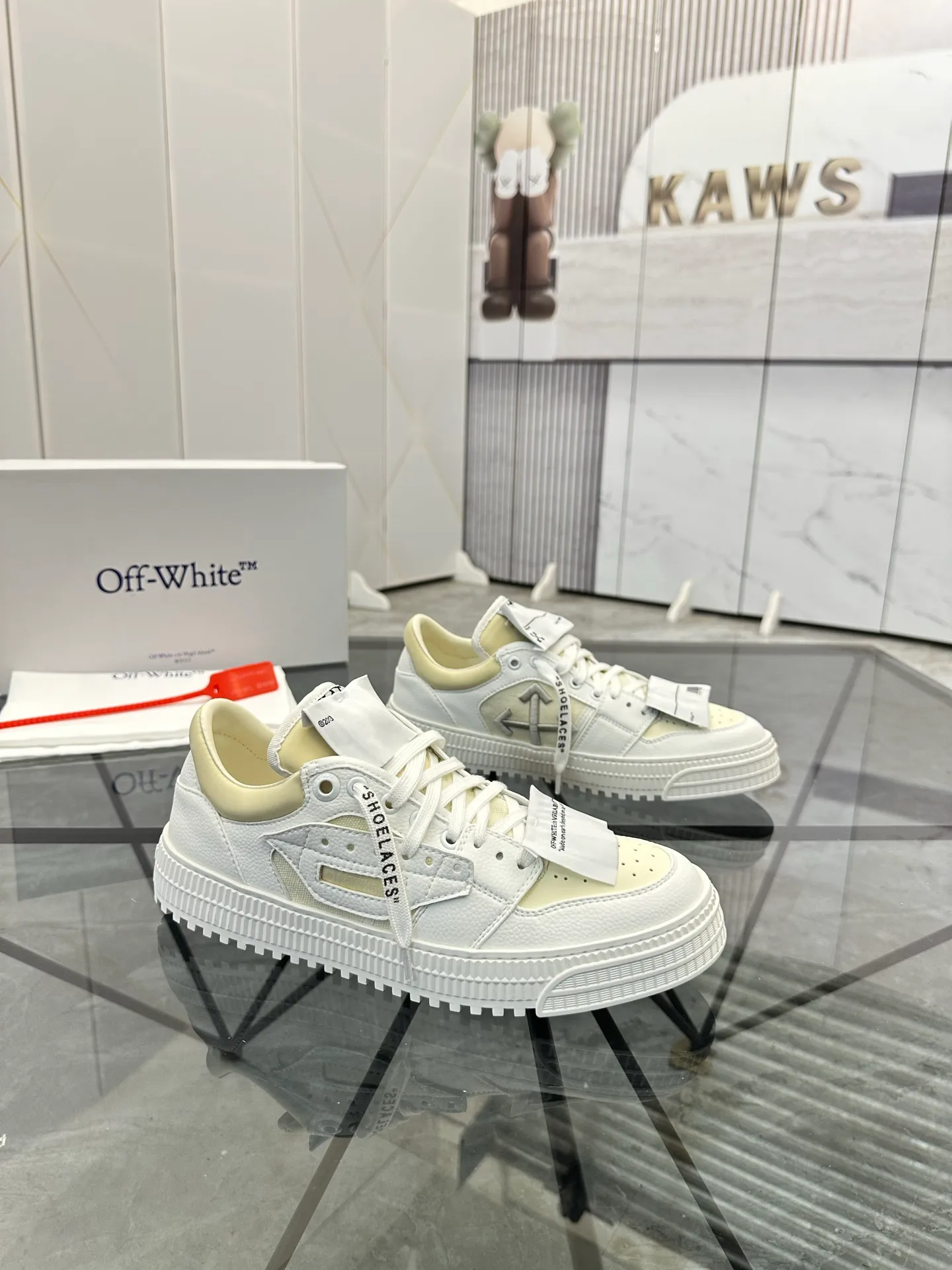 Selling men's shoes 💰: 💰P500¥ High-end top quality Product trademark: OFF WHITE *"OFF WHITE*" low-top casual shoes Regular size: 35-45 (can be customized to 46) Couple style Product materials: Upper imported first-layer cowhide stitched with original fabric, genuine leather lining, original outsole. No.: H203